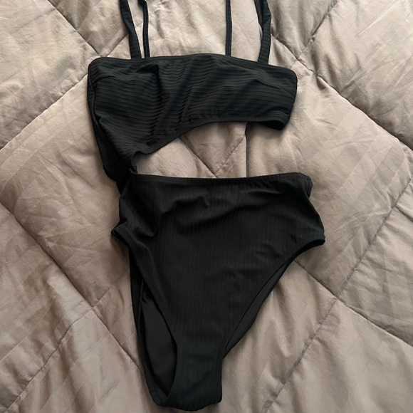 One piece - Picture 3 of 4